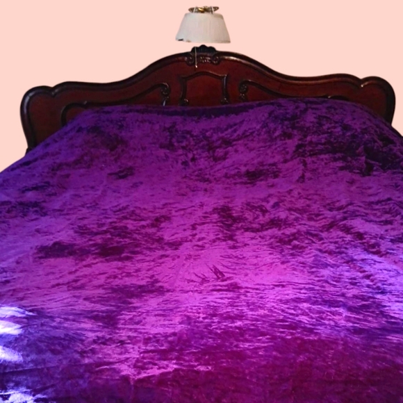 Luxurious Vintage Purple Crushed Velvet Bedspread - Picture 1 of 5
